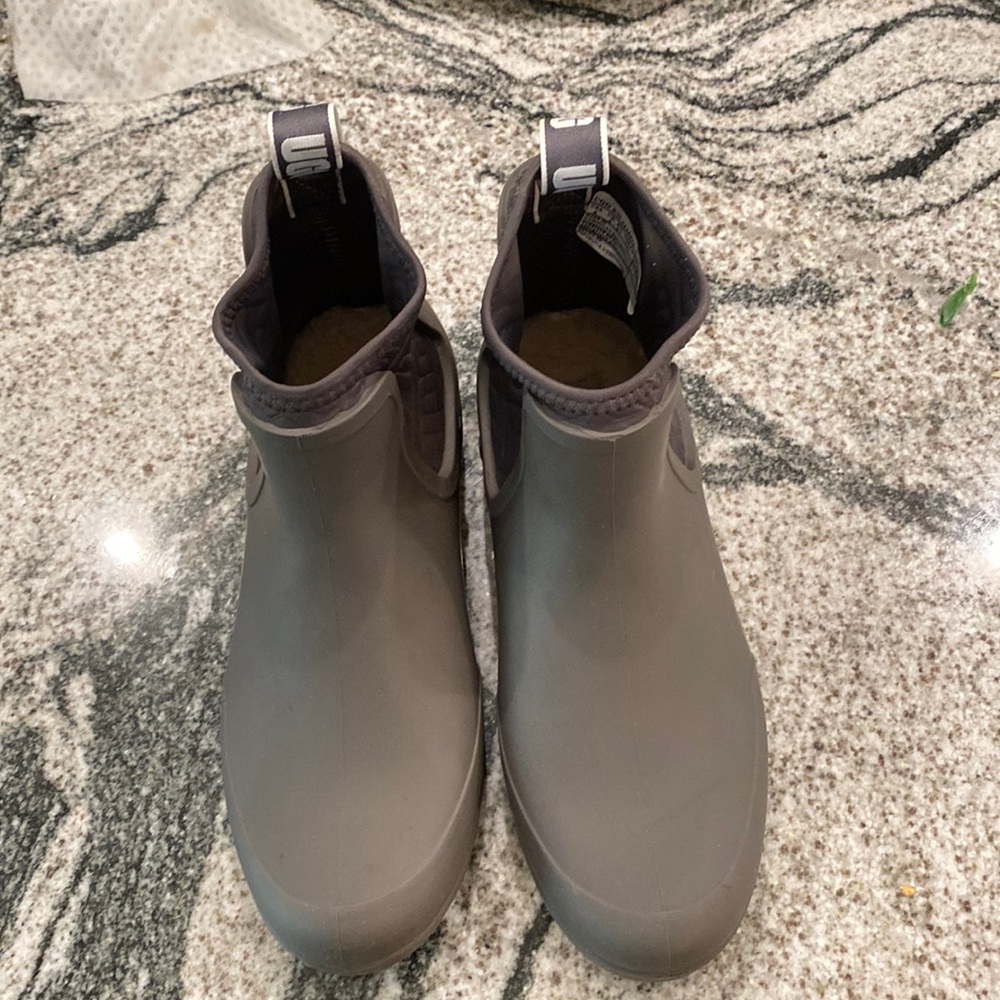 Chevonne Chelsea Waterproof Rain Boot
UGG®